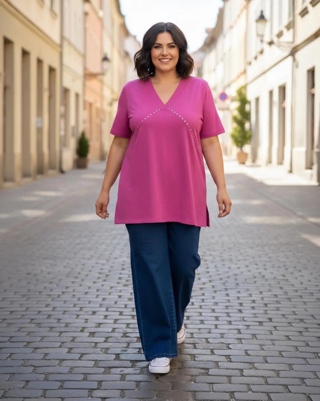 Camiseta fucsia con escote en V y vaqueros wide leg en talla grande