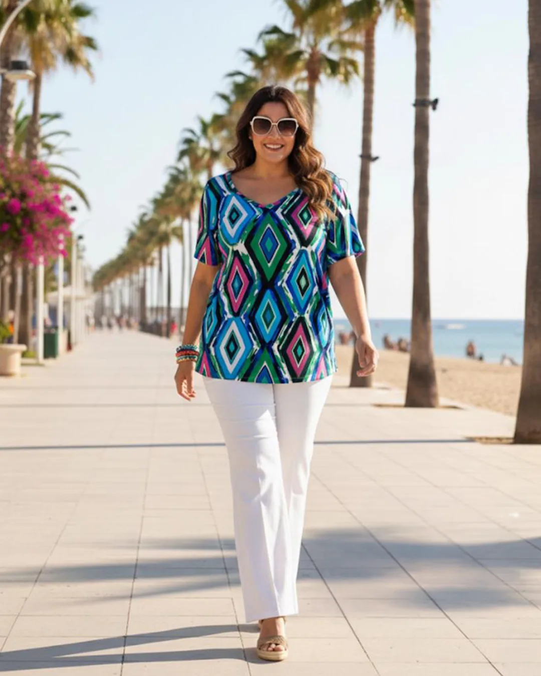 Top de rombos multicolor y pantalón blanco en talla grande
